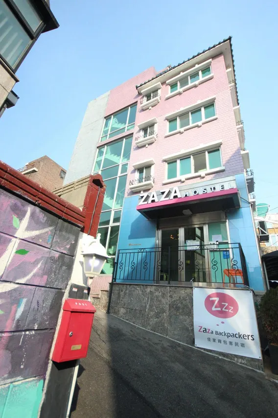 Zaza Backpackers Hostel — rooms and atmosphere