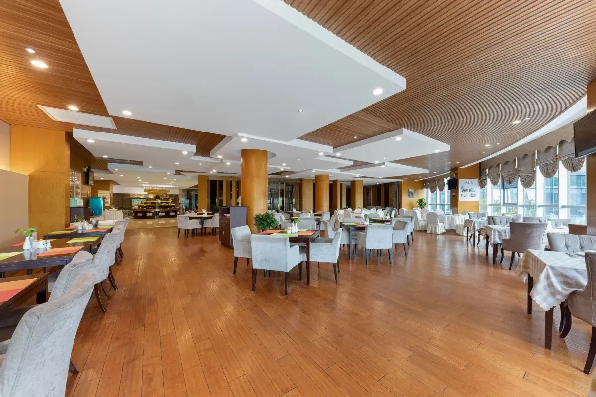 Zhangjiajie Huatian Hotel — rooms and atmosphere