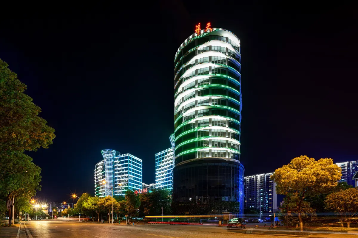 Zhangjiajie Huatian Hotel — rooms and atmosphere