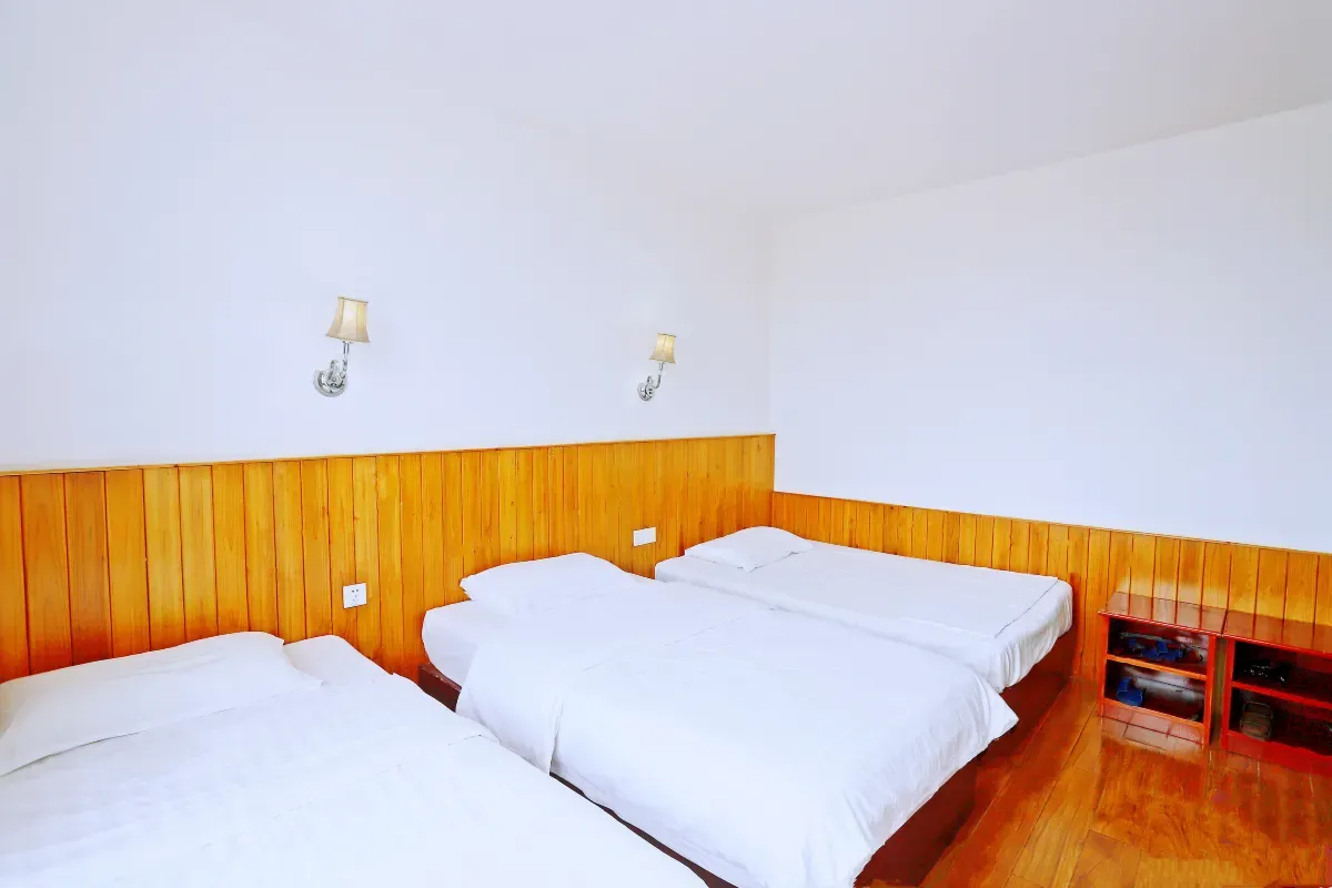 Zhangjiajie Yijiaqin Hotel — rooms and atmosphere