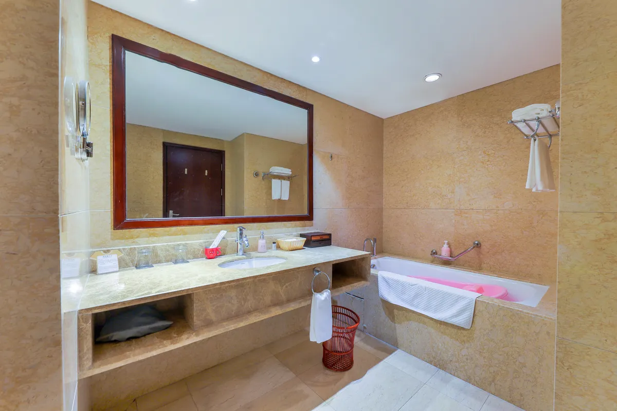 Zhengzhou Yuehai Hotel — rooms and atmosphere