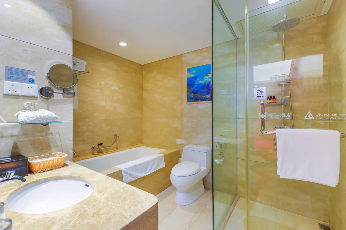 Zhengzhou Yuehai Hotel — rooms and atmosphere