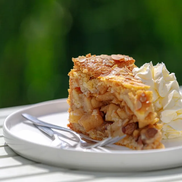 คาเฟ่ ปาเปเนอิลันด์ (Café Papeneiland) – แอปเปิลพาย (appeltaart) เสิร์ฟกับวิปครีมสด ในอัมสเตอร์ดัม