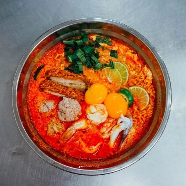 เจ๊โอ โภชนา (Jeh O Chula) – หมูกรอบกระเทียม ในกรุงเทพฯ