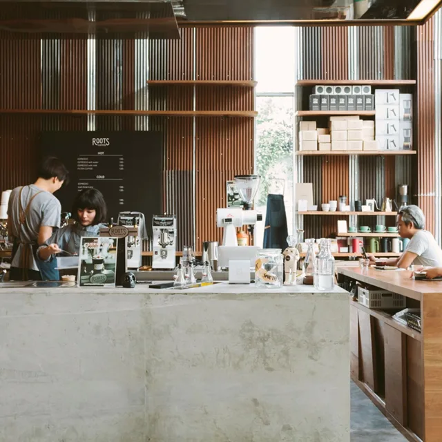 Roots Coffee (เดอะ คอมมอนส์ ทองหล่อ) – White cold brew ในกรุงเทพฯ