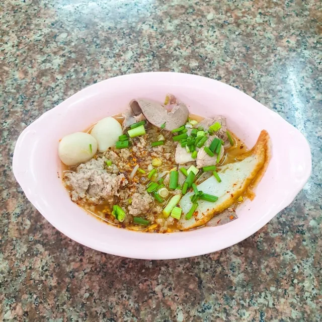 รุ่งเรือง (Rung Rueang Pork Noodle) – ก๋วยเตี๋ยวต้มยำหมูสับ ในกรุงเทพฯ