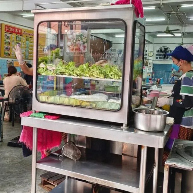 รุ่งเรือง (Rung Rueang Pork Noodle) – หนังปลาทอดกรอบ ในกรุงเทพฯ