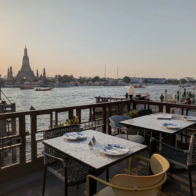 สุพรรณิการ์ อีทติ้งรูม (Supanniga Eating Room) – กะหล่ำปลีทอดน้ำปลา (สูตรตราด) ในกรุงเทพฯ