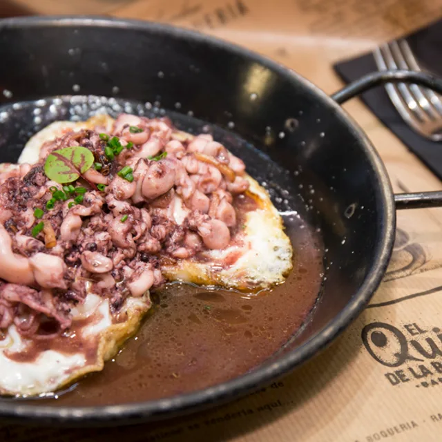 เอล กิม เด ลา โบเกเรีย (El Quim de la Boqueria) – ไข่ดาวกับปลาหมึกจิ๋ว (huevos con chipirones) ในบาร์เซโลนา