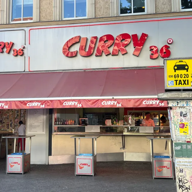 เคอร์รี่ 36 (Curry 36) – Currywurst ohne Darm (ไม่มีปลอก) ในเบอร์ลิน