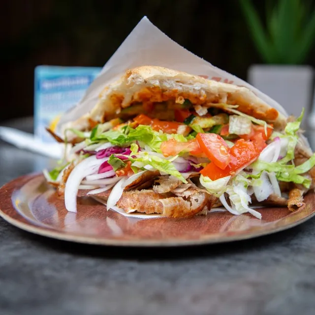 รือยัม เกมูเซอ เคบับ (Rüyam Gemüse Kebab) – ดูรุม เคบับ (ห่อแป้ง) ในเบอร์ลิน