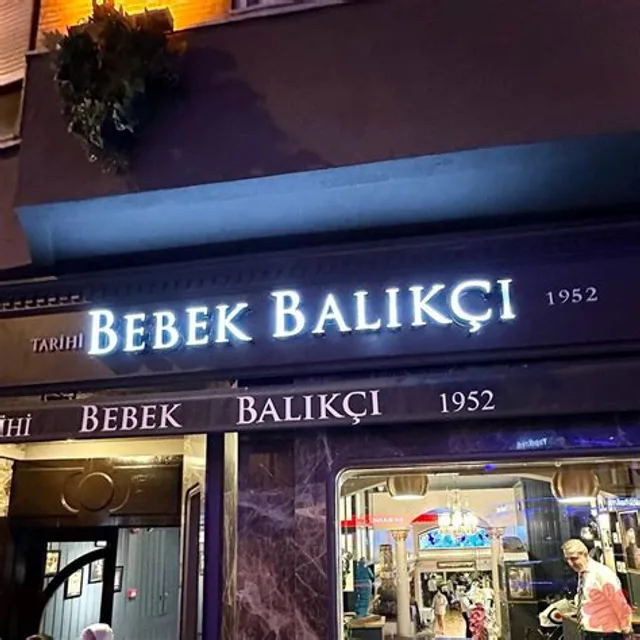 Bebek Balıkçısı – ปลาตามฤดูกาล (เช่น ปลาเทอร์บอตจากทะเลดำ) ในอิสตันบูล