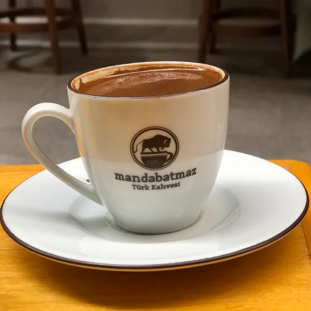 Mandabatmaz – กาแฟตุรกีใส่นม (sütlü) ในอิสตันบูล