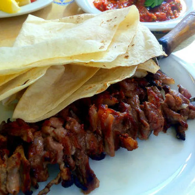 เชห์ซาเด เออร์ซูรุม จาก เคบาบือ (Şehzade Erzurum Cağ Kebabı) – จากเคบาบ (เนื้อแกะย่างไม้แนวนอน) ในอิสตันบูล