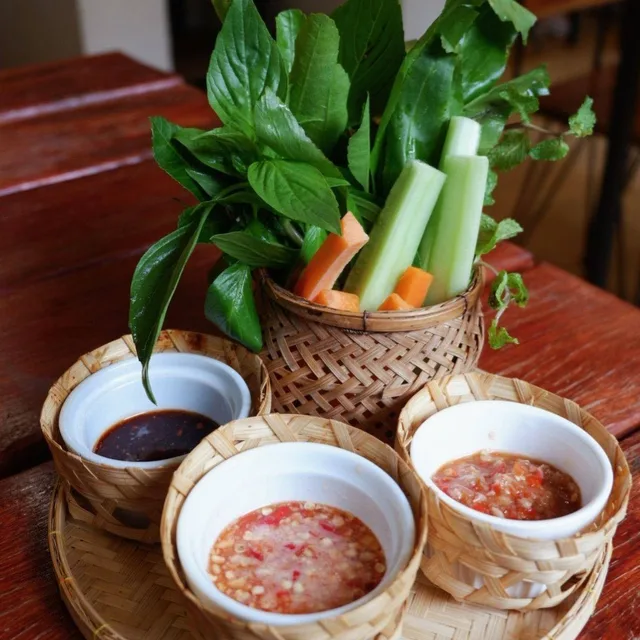 จ้ำเข่า – ปีกไก่จ้ำเข่า ในเขาใหญ่