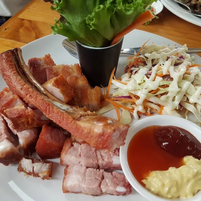 ครัวเขาใหญ่ – แฮมซี่โครงอ่อนรมควัน ในเขาใหญ่