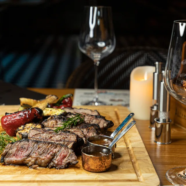สตูเดอร์ เรสเตอรองต์ – สเต๊ก Black Angus ดรายเอจ 30 วัน ในเขาใหญ่
