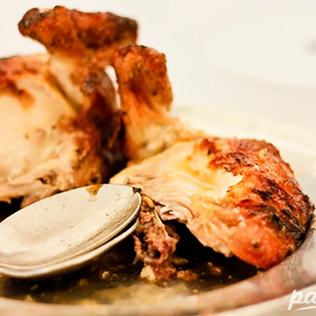 บงจาร์ดิง เรย์ ดุส ฟรังกุส (Bonjardim) – ไก่ย่างพีรีพีรี (frango assado) ในลิสบอน