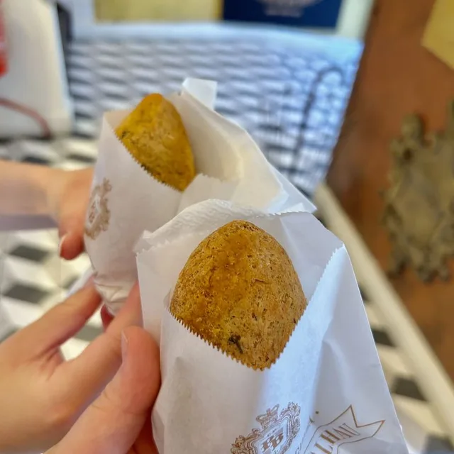 กาซา ปอร์ตูเกซา ดู ปัสเตล ดี บากัลเยา (Casa Portuguesa do Pastel de Bacalhau) – Pastel de Bacalhau com Queijo da Serra (ทอดมันปลาไส้ชีส) ในลิสบอน
