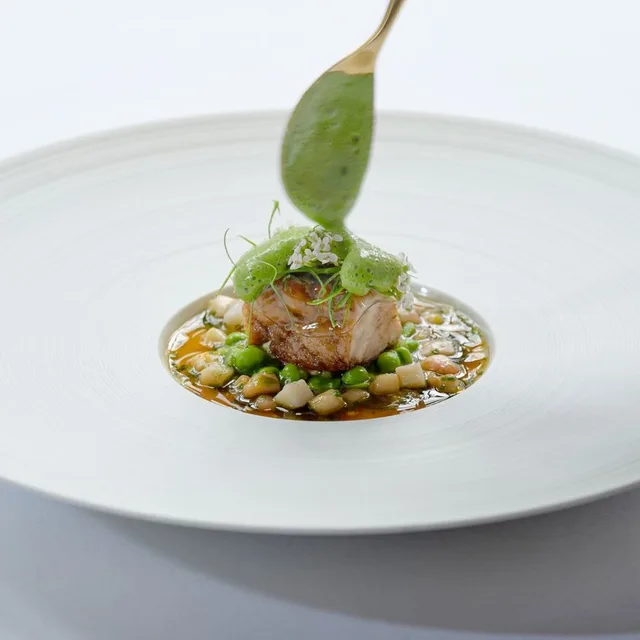 The Ledbury – บีทรูทอบดินเหนียวกับคาเวียร์อังกฤษและปลาไหลรมควัน ในลอนดอน