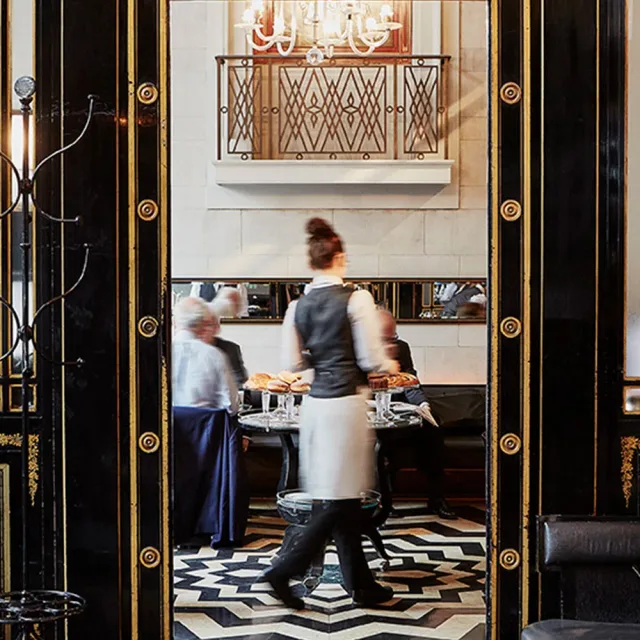 เดอะ วูลส์ลีย์ (The Wolseley) – Wiener schnitzel (Holstein) ในลอนดอน