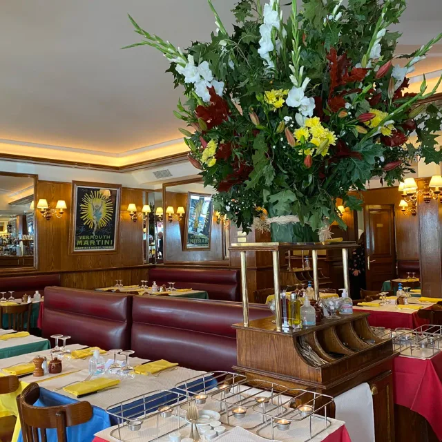 เลอ เรอเลส์ เดอ เลนเทรอโกต (Le Relais de l'Entrecôte) – เอนเทรอโกตราดซอสเขียวสูตรลับ (เติมรอบสองฟรี) ในปารีส