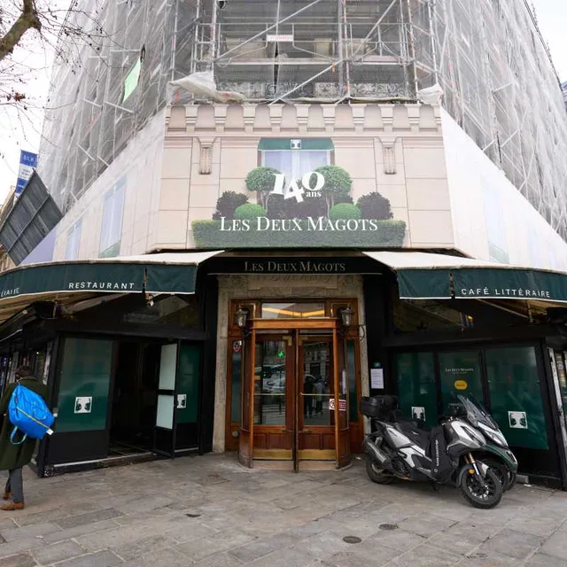 เล เดอ มาโก (Les Deux Magots) – ครัวซองต์และอาหารเช้าสไตล์เฮมิงเวย์ ในปารีส