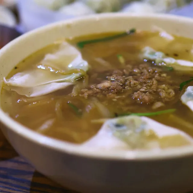 หมยองดง เคียวจา (Myeongdong Kyoja) – คัลกุกซู (บะหมี่ตัดมือน้ำซุปไก่) ในโซล