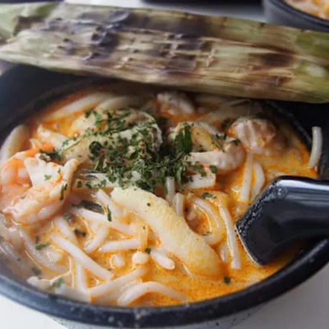 328 กาตง ลักซา – ลักซาใส่หอยแครงและกุ้ง ในสิงคโปร์ (ใจกลางเมือง)