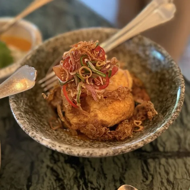 แคนเดิลนัท (Candlenut) – เรินดังเนื้อ/วากิว (Beef Rendang) ในสิงคโปร์ (ใจกลางเมือง)