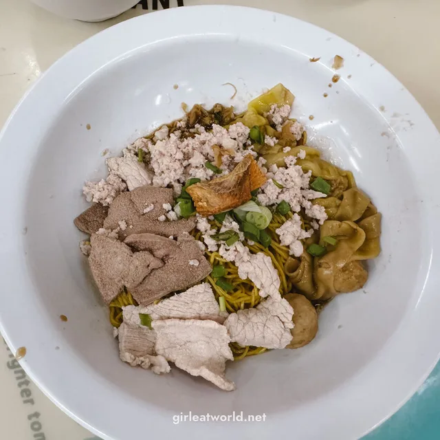 ฮิลล์สตรีท ไทฮวา บะหมี่หมูสับ – บั๊กชอร์หมี่แบบแห้ง (เส้นหมี่ป๊อกคลุกซอสน้ำส้มดำ-พริก) ในสิงคโปร์ (ใจกลางเมือง)