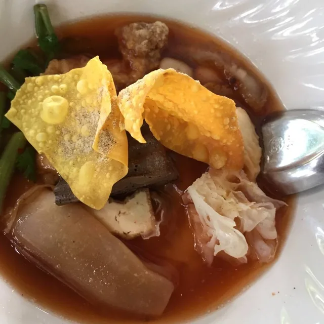 ก๋วยเตี๋ยวกะลา ริมน้ำยม – ราดหน้าเกี๊ยวกรอบ ในสุโขทัย