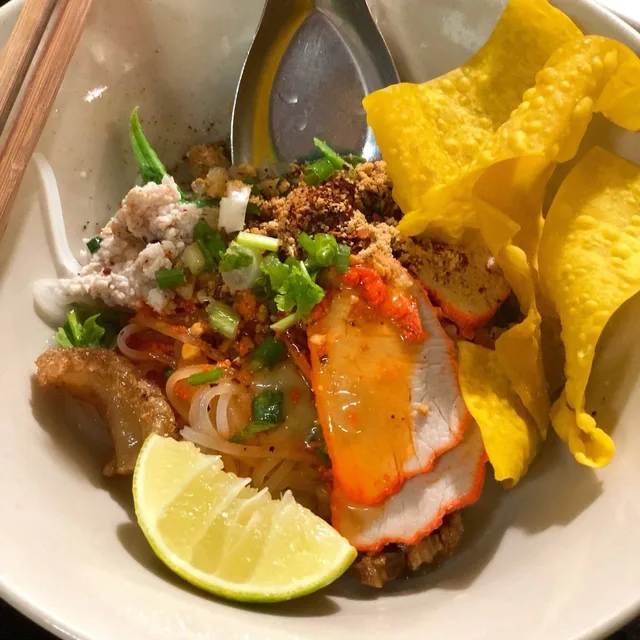 ไม้กลางกรุง – ก๋วยเตี๋ยวแห้งสุโขทัย ในสุโขทัย