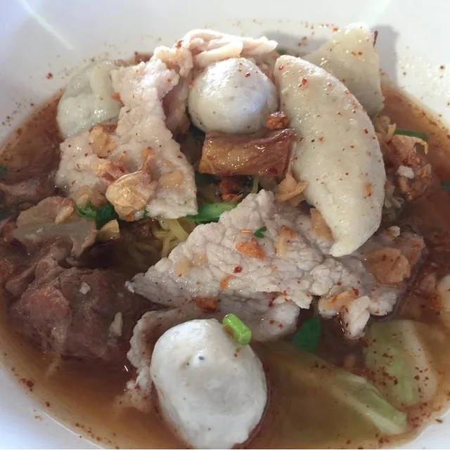 ก๋วยเตี๋ยวไทยตาปุ้ย – เกี๊ยวหมูต้มยำ ในสุโขทัย