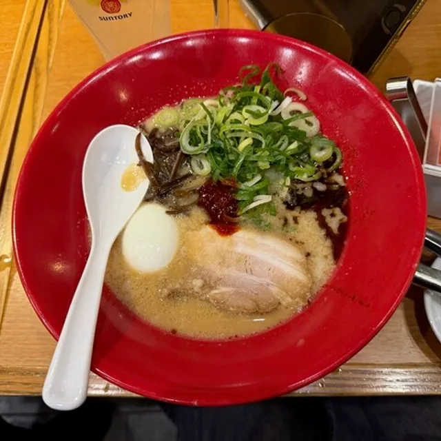 อิปปุโด (Ippudo) – ชิโรมารุ โมโตอาจิ (ทงคตสึน้ำซุปกระดูกหมูเข้มข้นนุ่มนวล) ในโตเกียว