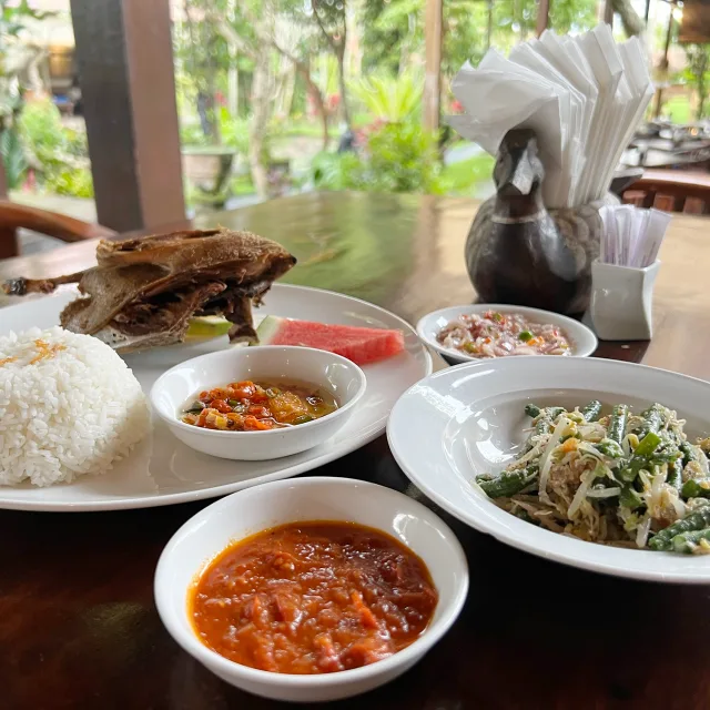 Bebek Bengil (Dirty Duck Diner) – เป็ดกรอบ (bebek goreng crispy duck) ครึ่งตัว ในอูบุด (บาหลี)