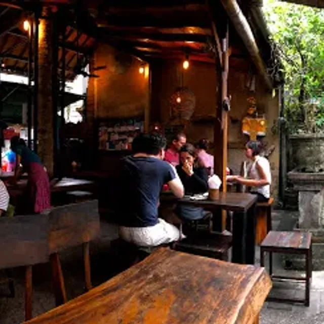 วารุง เบียะเบียะ (Warung Biah Biah) – หมูกรอบซัมบัลกระเทียม ในอูบุด (บาหลี)