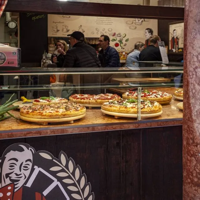 อันติโก ฟอร์โน (Antico Forno) – พิซซ่าชิ้น (pizza al taglio) หลายหน้า ในเวนิส
