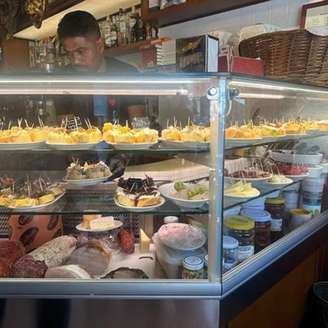 Cantine del Vino già Schiavi – Cicchetti ทูน่า+ฮอร์สแรดิช ในเวนิส