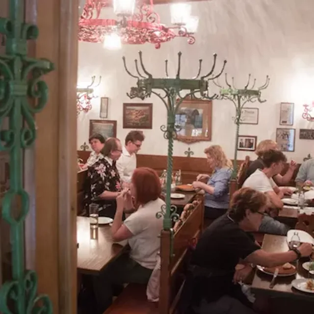 Figlmüller – Figlmüller-Schnitzel (ชนิทเซลหมูจานยักษ์) ในเวียนนา