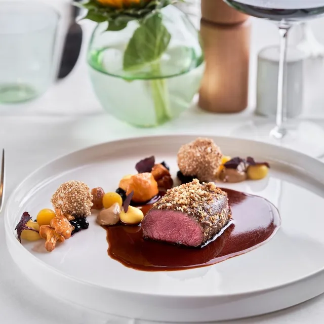 ซุม ชวาร์เซน คาเมล (Zum Schwarzen Kameel) – เบรอทเชิน (แซนด์วิชหน้าเปิด เช่น โรสต์บีฟฮอร์สแรดิช, ไข่แอนโชวี, แซลมอนรมควัน) ในเวียนนา